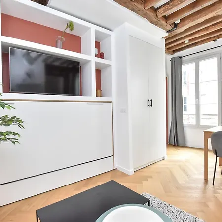 Authentic 1br-4p Republique - Le Marais * Parijs